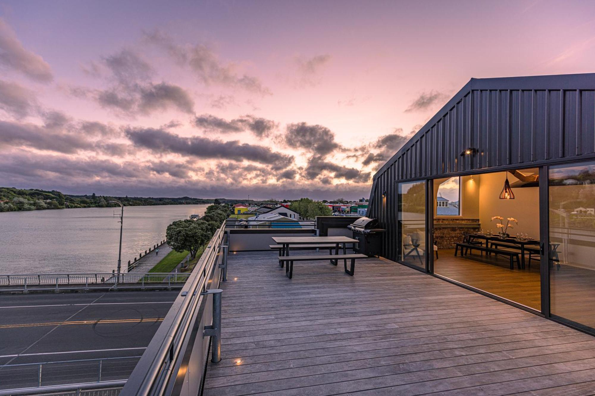 Johnston Apartments - Award-Winning Building, Your Unforgettable Stay ワンガヌイ エクステリア 写真