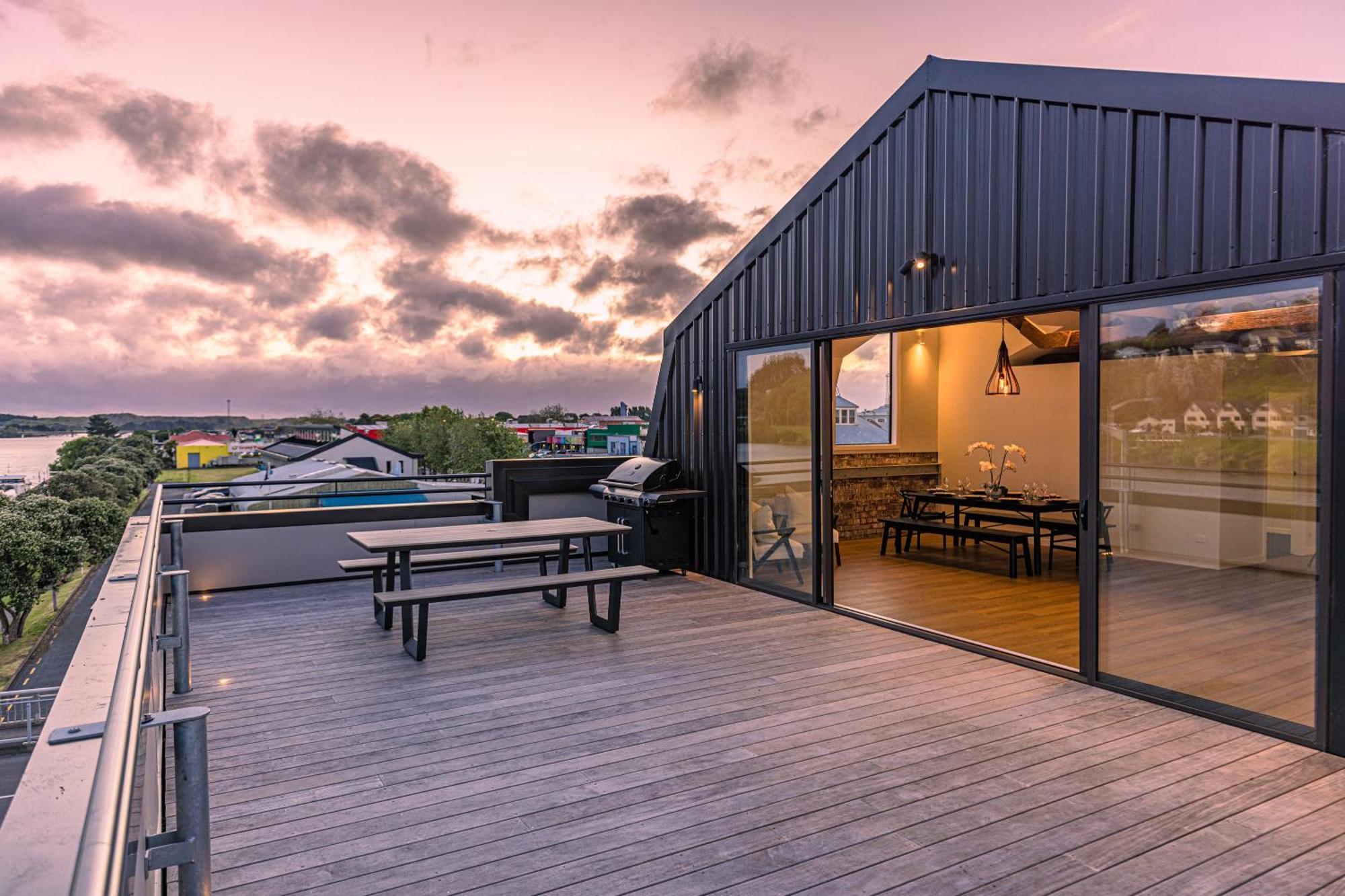 Johnston Apartments - Award-Winning Building, Your Unforgettable Stay ワンガヌイ エクステリア 写真